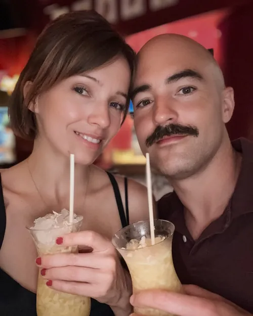 Marie-Ange et son compagnon, un cocktail à la main