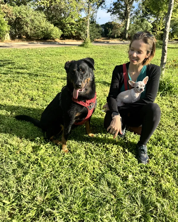 Marie-Ange dans un parc avec son beauceron et son chihuahua