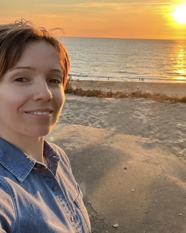 Selfie de Marie-Ange sur une plage au coucher du soleil