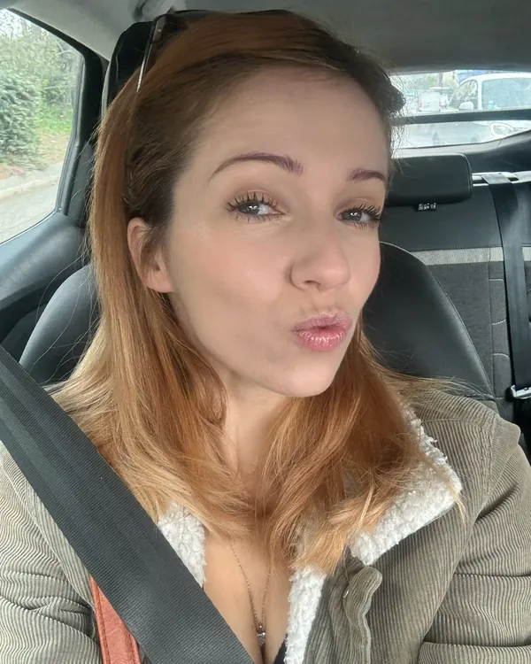 Selfie de Marie-Ange en voiture, ceinture attachée