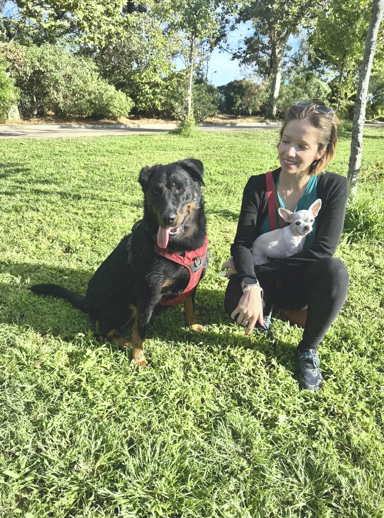 Marie-Ange dans l’herbe avec ses deux chiens, le chihuahua dans les bras